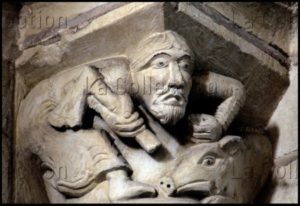 Art roman. Trôo. Eglise St Martin. Choeur. Chapiteau. Paysan (ou boucher) tuant un cochon. XIIe siècle. Sculpture.