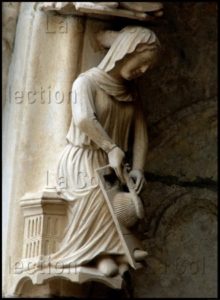 Art gothique. Chartres. Cathédrale Notre Dame. Façade nord. Portail gauche. Jeune femme lavant de la laine. XIIIe siècle. Sculpture.