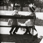 Mayer, Emil. Amoureux sur un banc public. Vers 1905. Photographie. Collection particulière.
