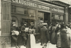 France. Banditisme. Impacts des balles d'un braquage de la bande à Bonnot. 1912. Photographie. Collection particulière.