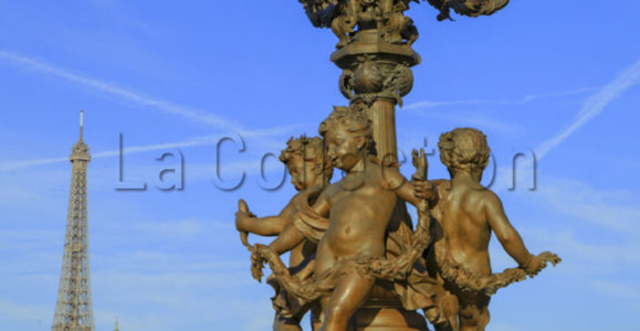 Paris. Pont Alexandre III. Gauquié, Henri Désiré. Amours soutenant les lampadaires et la Tour Eiffel. 1897 1900. Sculpture.