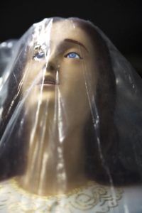 Brésil. Rio de Janeiro. Détail : Statue d'une Vierge emballée dans du plastique. XXe siècle. Photographie.
