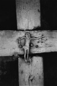 Michahelles, Sandro. Casentino. Castello di Porciano. Crucifix. 1995. Photographie. Collection Particulière.