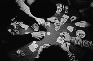 Delagarde, Jean Pierre. Joueurs de poker clandestins, dans le Marais, à Paris. 1980. Photographie. Collection particulière.