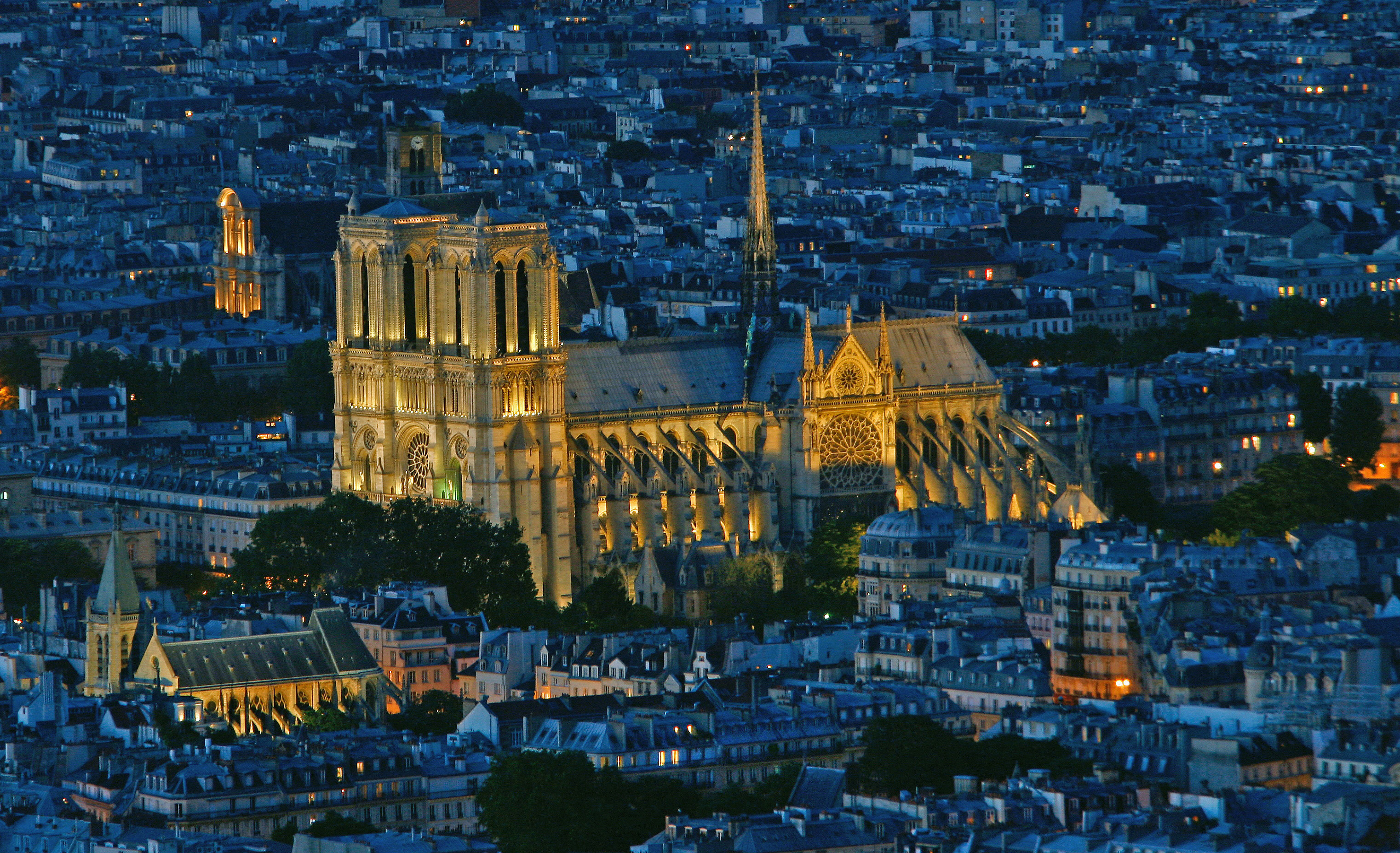 Art gothique. Paris. Cathédrale Notre-Dame. Vue générale nocturne. 1163-XIVe/XIXe siècle. Photographie.