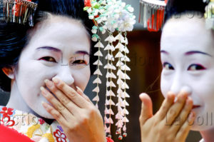 Pons, Sébastien. Japon. Japon. Portrait de deux geishas à Kyoto. Photographie.