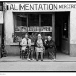 Dumontier, Jean-Paul. Série "Mes Flâneries". Montignac, Alimention Mercerie. Photographie. Collection particulière.