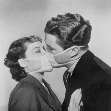 Extrait de film d'une scène de baiser avec un masque protecteur contre la grippe à Hollywood. 1937. Photographie. Collection particulière.