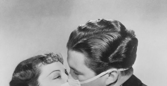 Extrait de film d'une scène de baiser avec un masque protecteur contre la grippe à Hollywood. 1937. Photographie. Collection particulière.