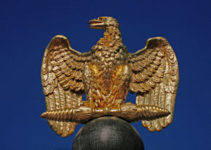 France. Fontainebleau. Château. Cour des Adieux (cour du Cheval blanc). Grille d'honneur. Détail : l'aigle impériale. 1808. Ferronnerie.