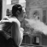 Anonyme. Un fumeur accoudé à la fenêtre. Vers 1935. Photographie. Collection particulière.