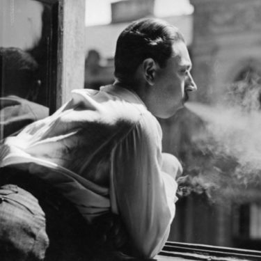 Anonyme. Un fumeur accoudé à la fenêtre. Vers 1935. Photographie. Collection particulière.