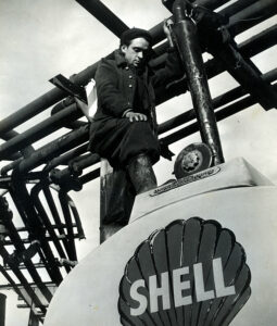 Anonyme. Shell-Berre. Réservoir au moment du remplissage. 1950. Photogrphie. Marseille, CCIAMP.