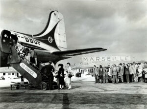 Anonyme. Marignane. Passagers montant dans un avion de la compagnie Air France. Vers 1955. Photographie. Marseille, CCIAMP.