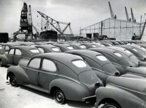 Anonyme. Marseille, automobiles Peugeot prêtes à l'embarquement. Exportation vers l'Australie. Vers 1950. Photographie. Marseille, CCIAMP.