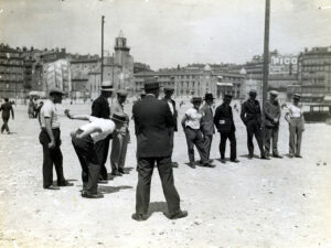 Detaille, Fernand. Marseille. Joueurs de boules derrière la Bourse. 1936. Photographie. Marseille, CCIAMP.