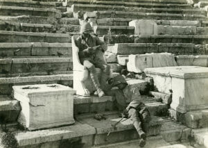 Anonyme. Athènes. Soldats se reposant dans le théâtre de Dionysos à Athènes. 1914-1918. Photographie. Marseille, CCIAMP.