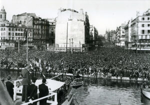 France. Histoire. Marseille, quai des Belges. Discours du général de Gaulle lors de sa visite du 19 avril. 1948. Photographie. Marseille, CCIAMP.