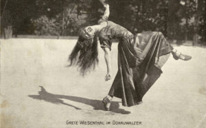 Jobst, Rudolf. "Grete Wiesenthal in the "Donauwalzer" by Johann Strauss. Vers 1908. Photographie. Collection particulière.