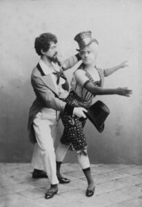 Wilhelmine Rathner avec son partenaire dans le ballet "The Fairy Doll" (Josef Baver). 1895. Photographie.