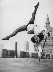 Anonyme. La danseuse de ballet Emily von Losen dansant sur les toits d'un building de Manhattan. 1936. Photographie. Collection particulière.