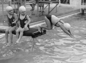 Anonyme. Trois sœurs sur un plongeoir (piscine extérieur, Londres). Vers 1930. Photographie. Collection particulière.