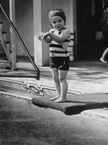 Anonyme. La plus jeune nageuse championne du monde Marjorie Best dans la piscine de Belleair. Vers 1931. Photographie.