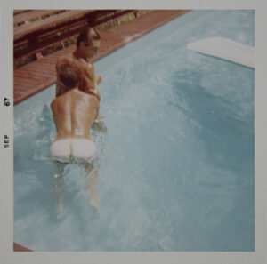 Anonyme. Deux jeunes hommes nus dans une piscine. 1967. Photographie.