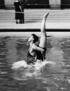 Anonyme. Un double plongeon de 9 mètres à la piscine de Wembley par deux moniteurs de natation. Vers 1930. Photographie. Collection particulière.