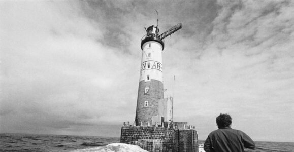 Dumontier, Jean-Paul. Service des Phares et Balises. Relève au phare d'Ar-Men. Photographie. Collection particulière.