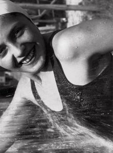 Anonyme. Une femme dans le Danube Lido. Vers 1930. Photographie. Collection particulière.