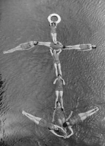 Anonyme. Figure de natation synchronisée réalisée par les membres du "Swimming Club Dolphins" de Jersey. Piscine "Havre des Pas". 1935. Photographie. Collection particulière.