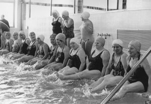 Anonyme. Cours de natation pour femmes retraitées dans la piscine couverte d'Ottakringer (Vienne). 1971. Photographie.