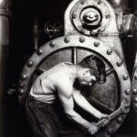 Hine, Lewis Wickes. Powerhouse Mechanic (Mécanicien dans une centrale électrique). 1930. Photographie. Collection particulière.