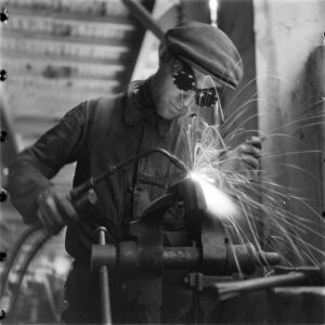 Renzis, Marcel de. Industrie. Mécaniciens d'automobile. 1941. Photographie. Marseille, CCIAMP.