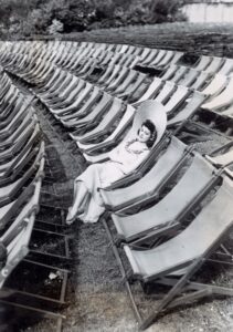 Londres. Sepha Treble sur une chaise longue. 1938. Photographie. Collection particulière.