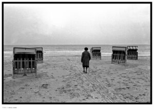 Dumontier, Jean-Paul. Série "Mes Flâneries". Solitude. Lübeck, mer baltique. 1978. Photographie. Collection particulière.