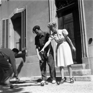 Arts - Cinéma. Josette Day et Pagnol aux boules. 1941. Photographie. Marseille, CCIAMP.