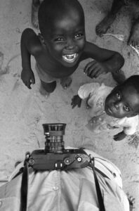 Herschtritt, Léon. Afrique. Congo. Brazzaville, Poto-Poto. Enfants devant le photographe. 1963. Photographie. Collection particulière.