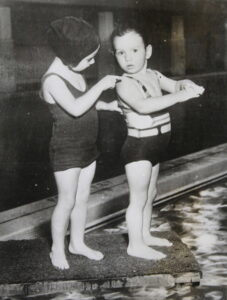 Anonyme. Deux bambins en maillot de bain sur un plongeoir.Vers 1931. Photographie.