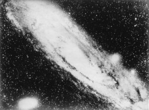 La photo montre une nébuleuse spirale dans l'espace. Observatoire Yerkes. Chicago. Photographie des États-Unis. Vers 1930.