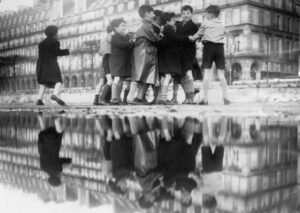 Paris. Enfants jouant au jardin des Tuileries. Vers 1930. Photographie. Collection particulière.