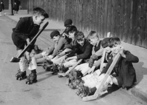 Garçons s'apprêtant à jouer au hockey. 15 février 1938. Photographie. Collection particulière.