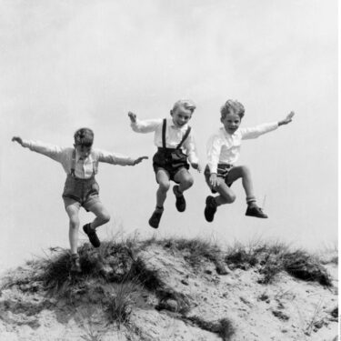 Société. Enfance. Trois garçons sautant dans les dunes. Vers 1955. Photographie. Collection particulière.