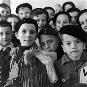 Renzis, Marcel de. Santé - Enfance. Visite des enfants partant en Suisse. mai 42. 1942. Photographie. Collection particulière.