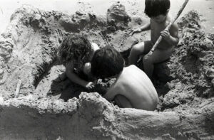 Trois petite enfants dans un chateau de sable, Vie de famille, annees 70. Photo Jean GROB.