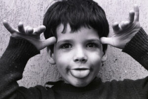 Grob, Jean. La grimace. Vers 1975. Photographie. Collection particulière.