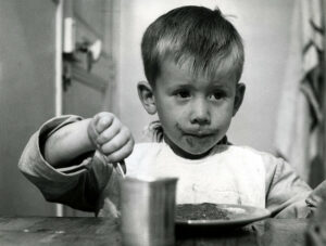 Pottier, Jean. Le repas. Vers 1975. Photographie. Collection particulière.