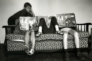 Pottier, Jean. Enfants lisant des bandes dessinées de Lucky Luke. 1969. Photographie. Colecion particulière.
