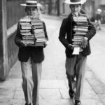 Grande-Bretagne. Deux élèves d'Harrow School chargés de leurs livres neufs pour la rentrée. 1930. Photographie. Collection particulière.